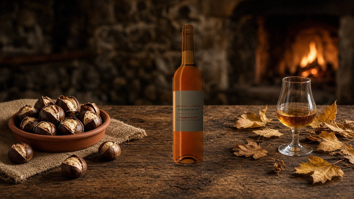 Botella de Moscatel de Setúbal Horácio Simões con castañas asadas y una copa, para el magosto de San Martín