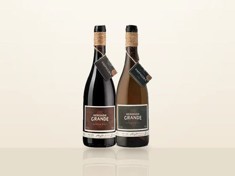 Pack Natal Amphora Alentejo: Herdade Grande Amphora Tinto 2021 y Amphora Blanco 2020, uno junto al otro